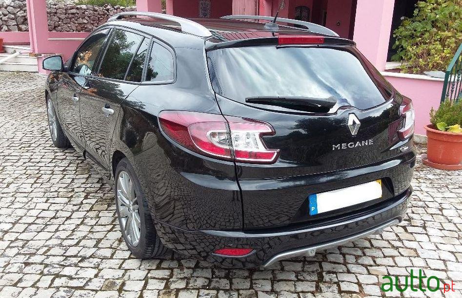 2011' Renault Megane Sport Tourer photo #2