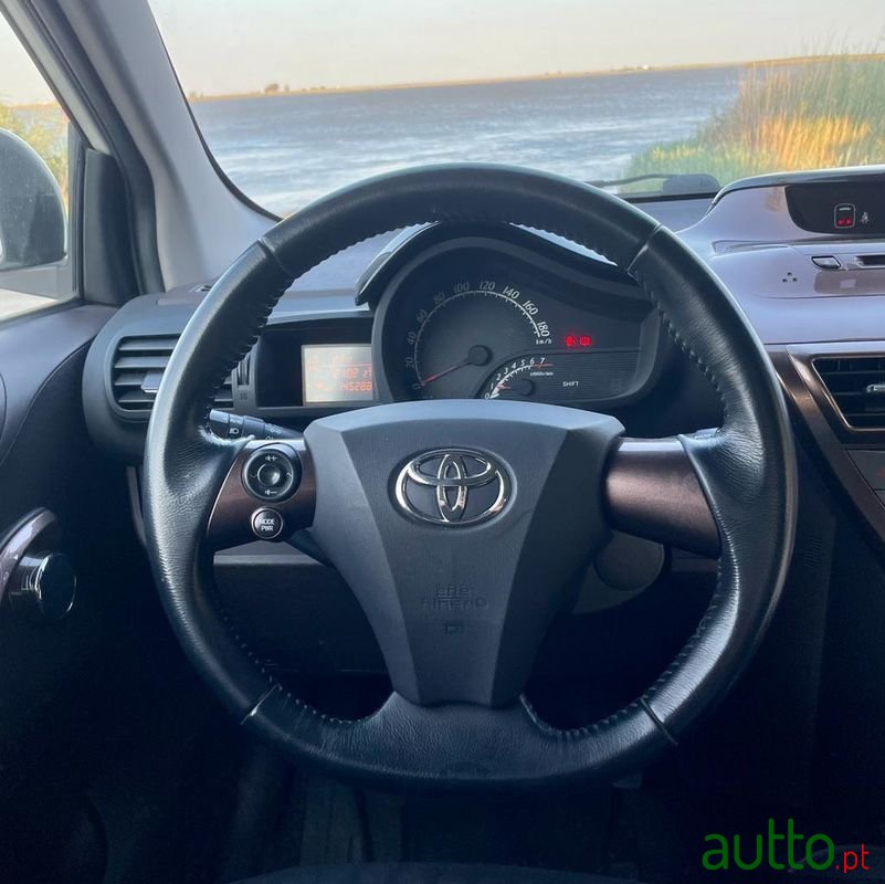 2010' Toyota iQ photo #6
