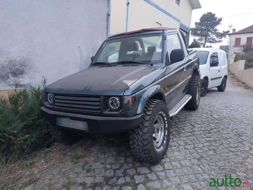 2005' Mitsubishi Pajero photo #1