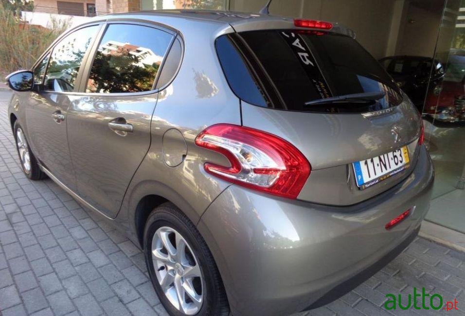 2012' Peugeot 208 1.2 Vti Active photo #2