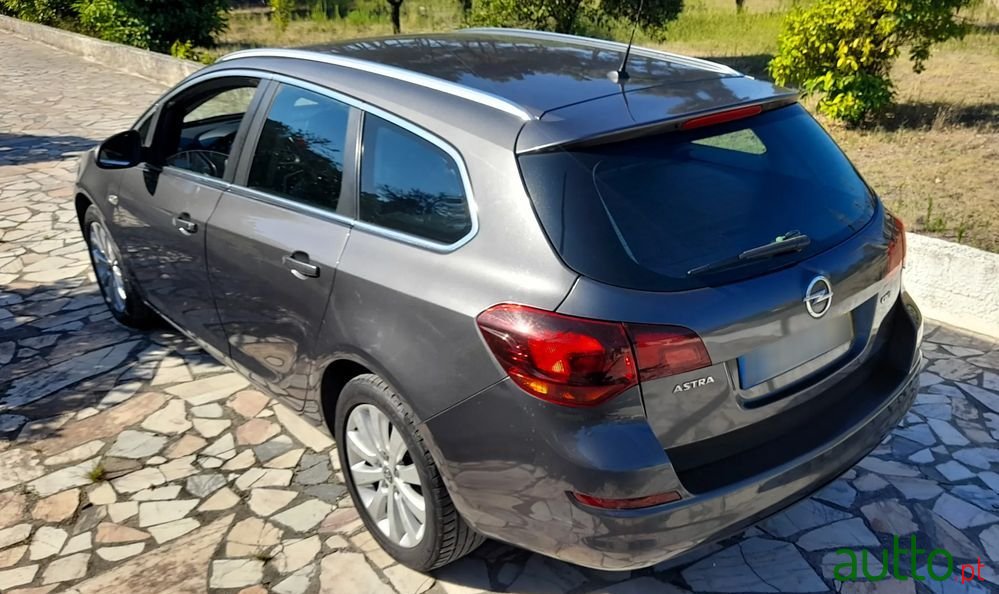 2011' Opel Astra Caravan photo #5