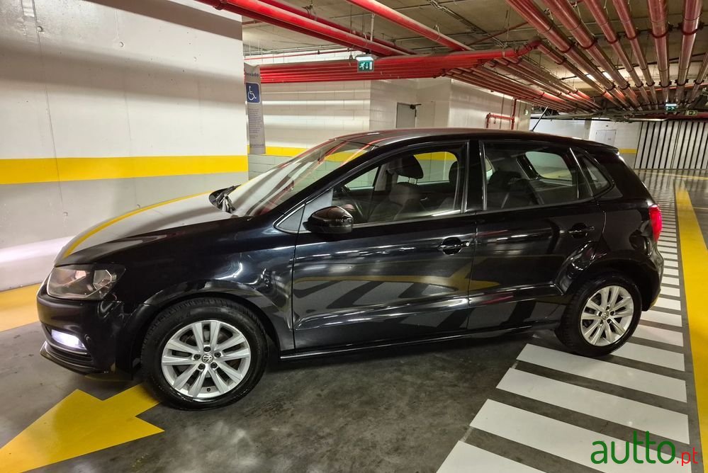 2015' Volkswagen Polo 1.0 Confortline photo #3