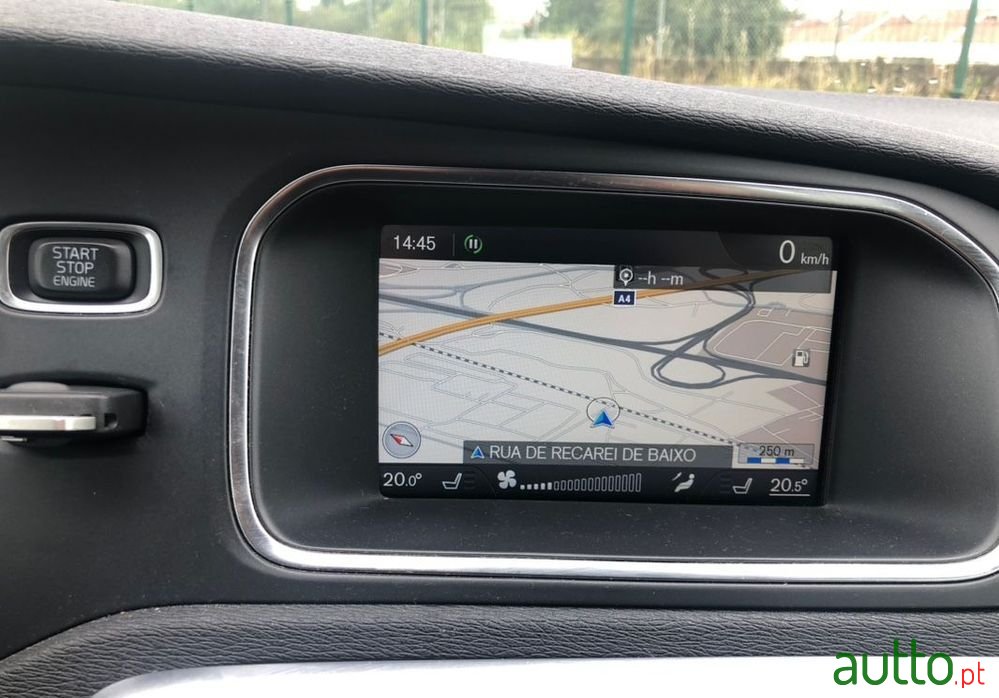 2014' Volvo V40 Cross Country photo #6