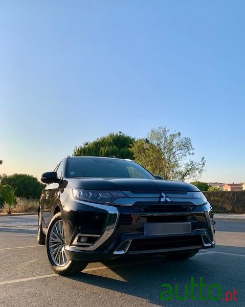 2020' Mitsubishi Outlander photo #1