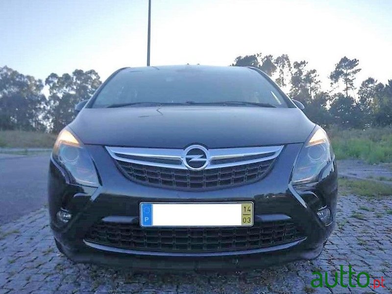 2014' Opel Zafira photo #2