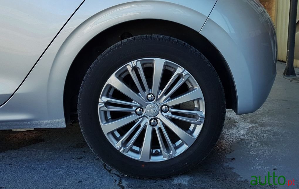 2018' Peugeot 208 photo #6