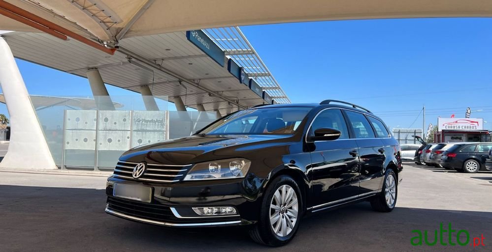 2011' Volkswagen Passat Variant photo #1
