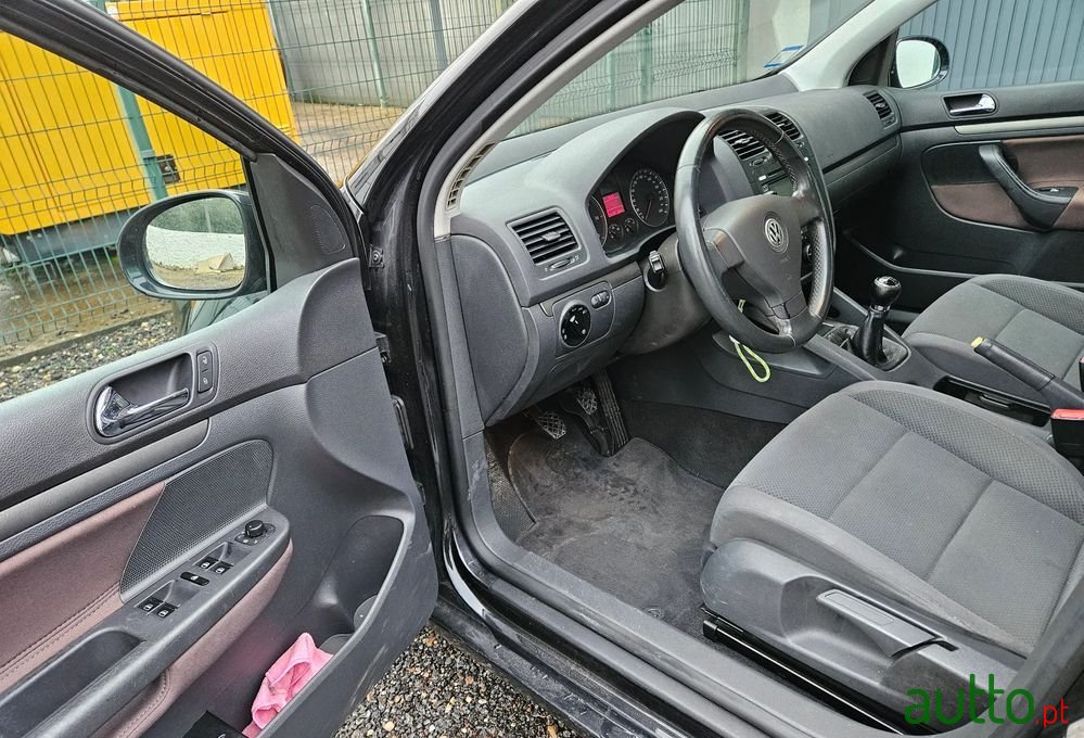 2004' Volkswagen Golf photo #4