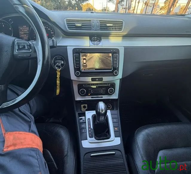 2011' Volkswagen Passat photo #4