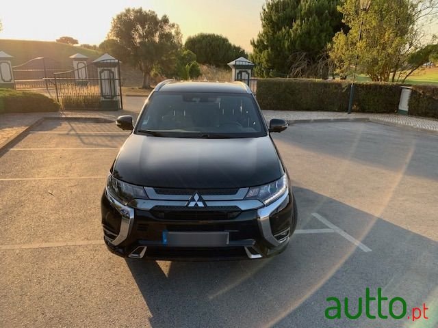 2020' Mitsubishi Outlander photo #5