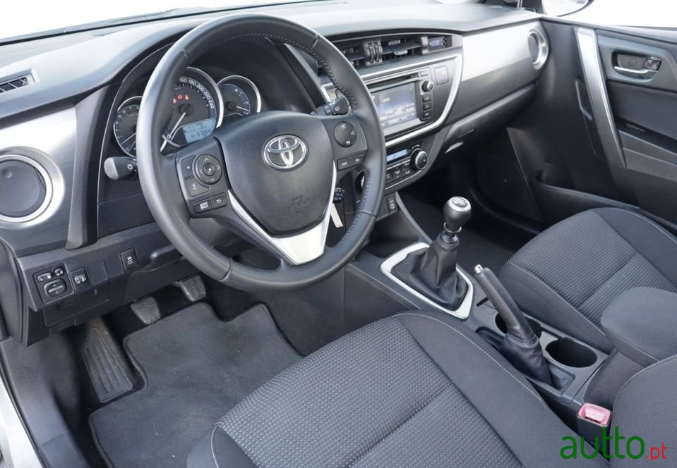 2014' Toyota Auris Touring Sports photo #3