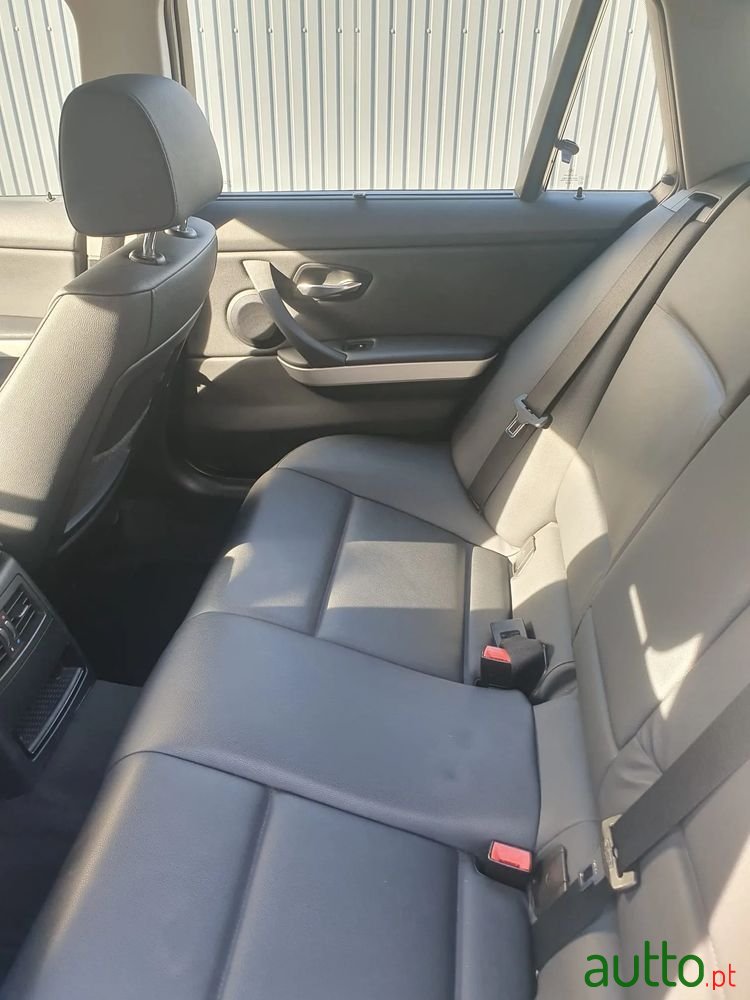 2011' BMW Série 3 D Touring photo #3