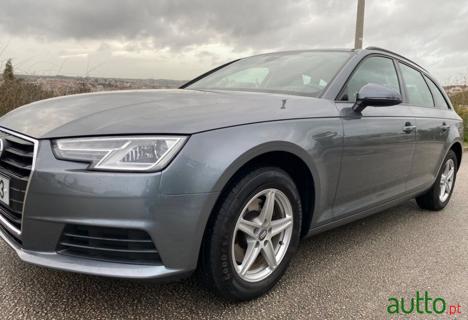 2017' Audi A4 Avant photo #2