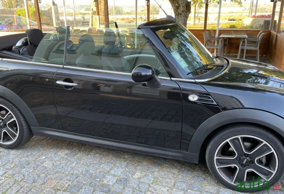 2010' MINI Cabrio photo #3