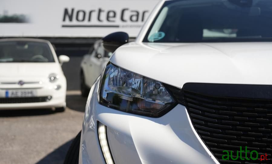 2021' Peugeot 2008 photo #2