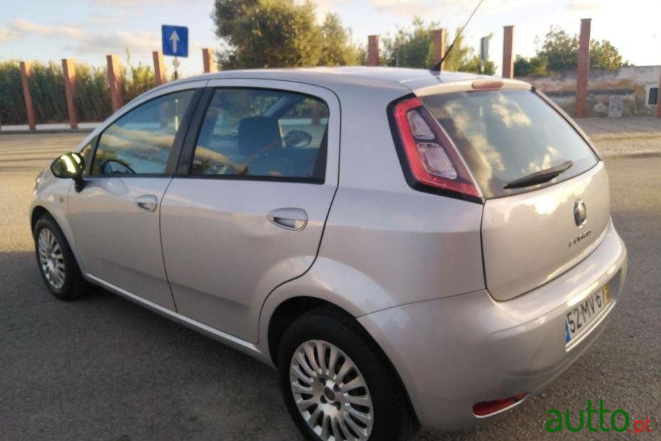 2012' Fiat Punto photo #2