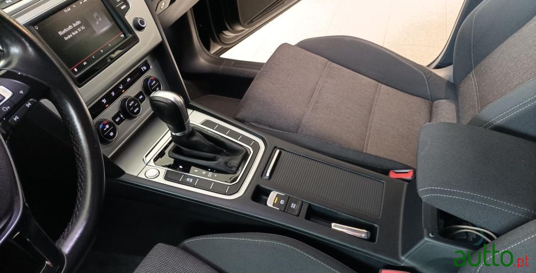 2015' Volkswagen Passat photo #6