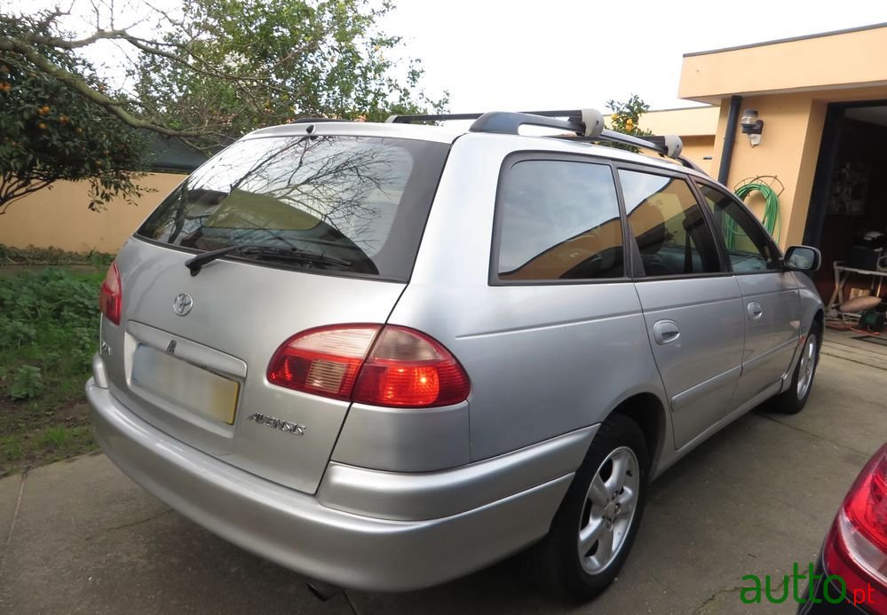 2002' Toyota Avensis Sw photo #1