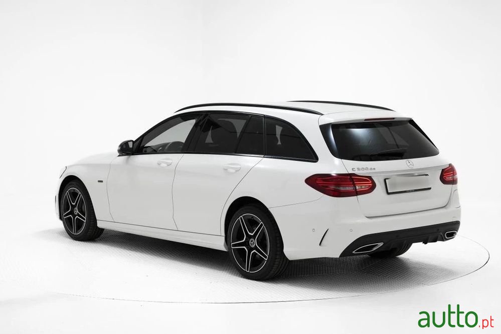 2021' Mercedes-Benz Classe C photo #3