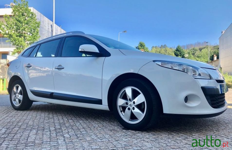 2012' Renault Megane Sport Tourer photo #3