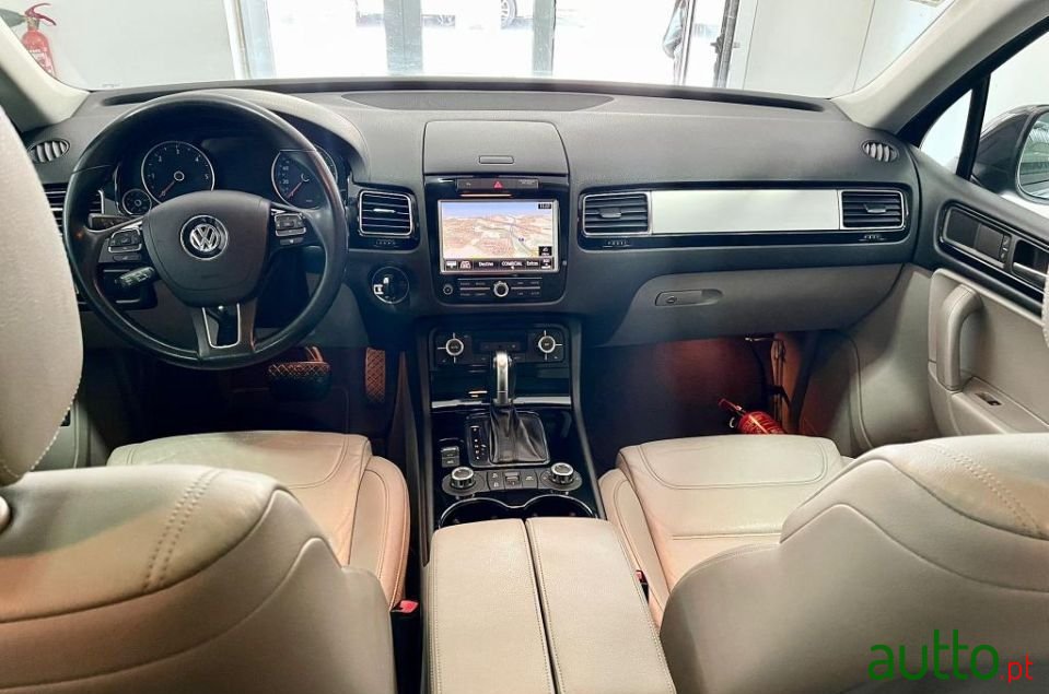 2011' Volkswagen Touareg photo #5