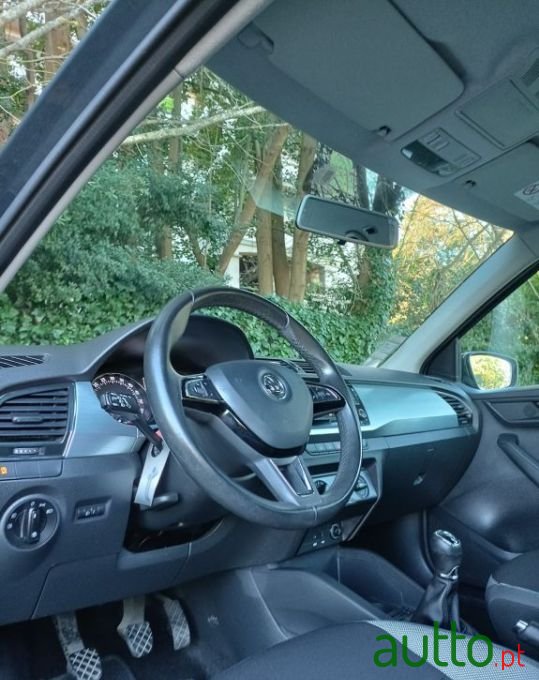 2016' Skoda Fabia Break photo #6