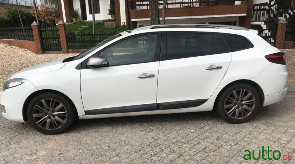 2011' Renault Megane Sport Tourer photo #1