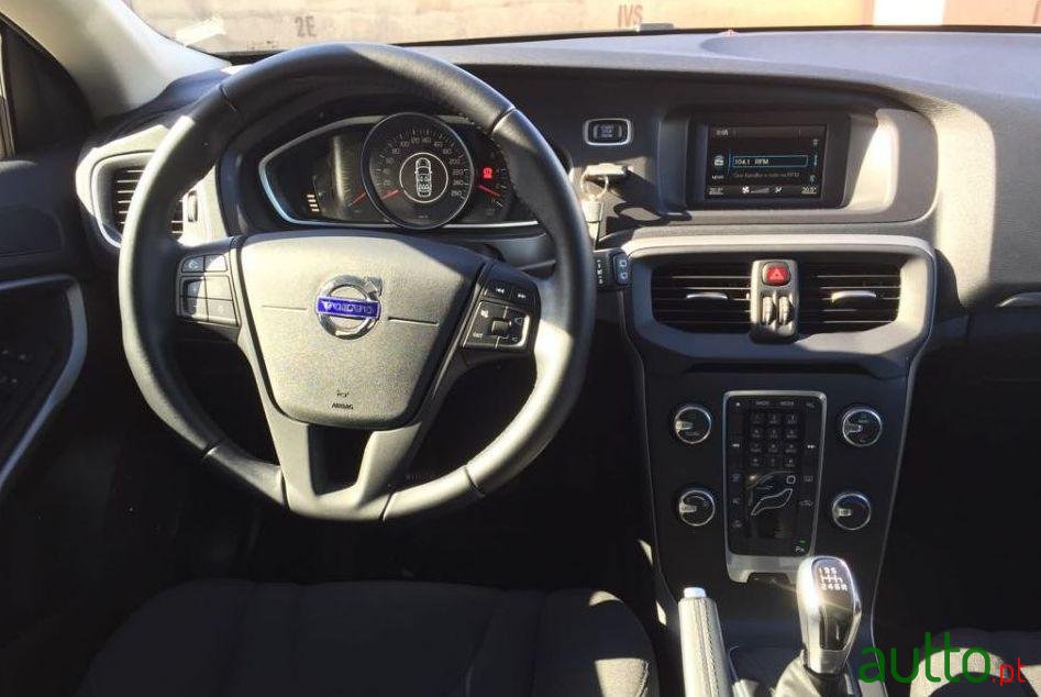 2016' Volvo V40 2.0 D2 Kinetic Eco photo #2