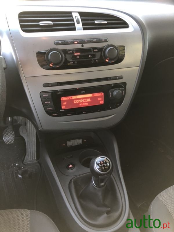 2009' SEAT Leon photo #6