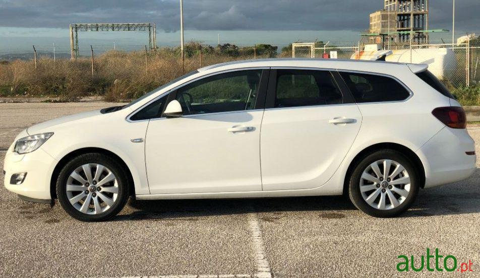 2011' Opel Astra Sports Tourer photo #3