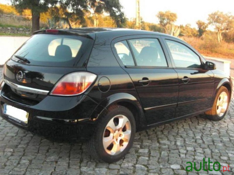 2005' Opel Astra 1.7 Cdti Elegance photo #2