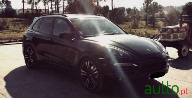 2011' Porsche Cayenne Hybrid photo #2