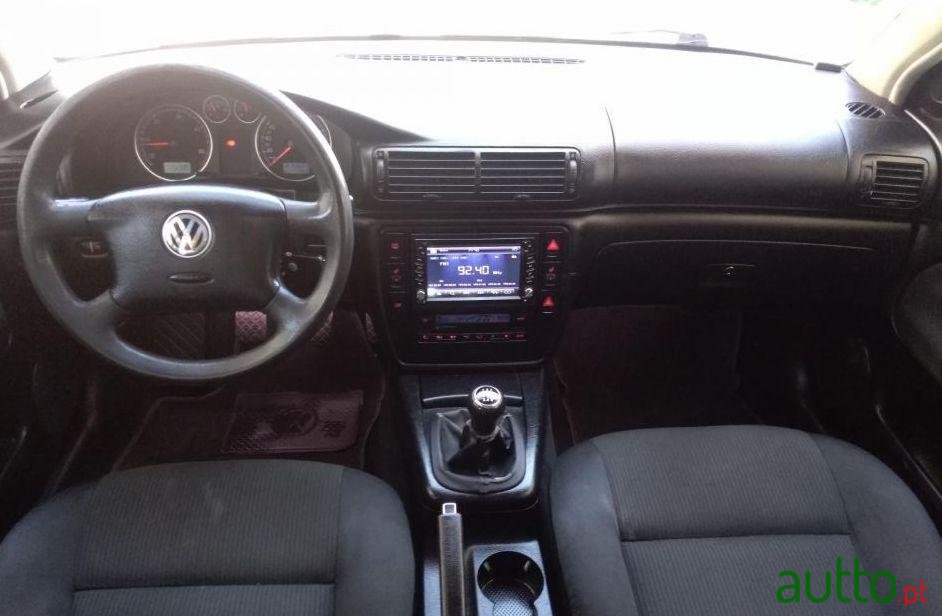 2001' Volkswagen Passat Variant photo #2