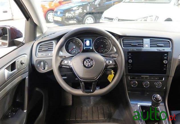 2018' Volkswagen Golf photo #2