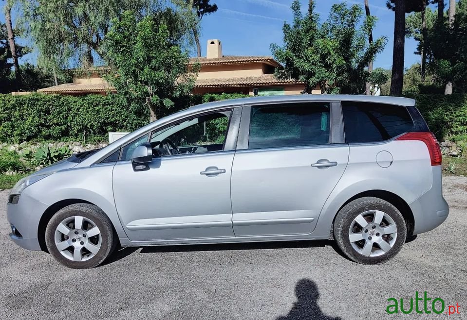 2013' Peugeot 5008 photo #4