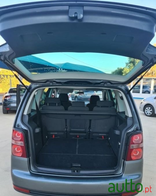 2007' Volkswagen Touran photo #5