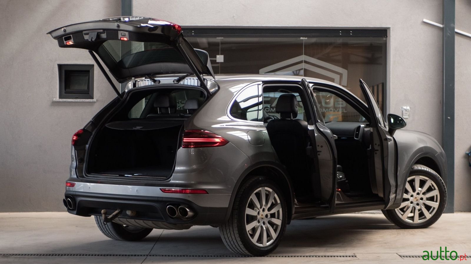 2015' Porsche Cayenne photo #6