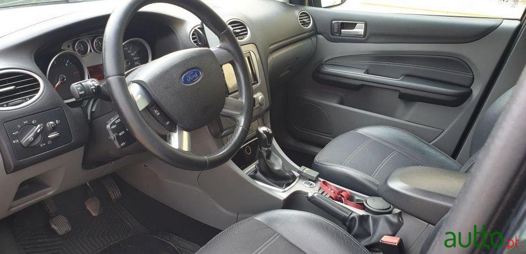 2010' Ford Focus Titanium X photo #3