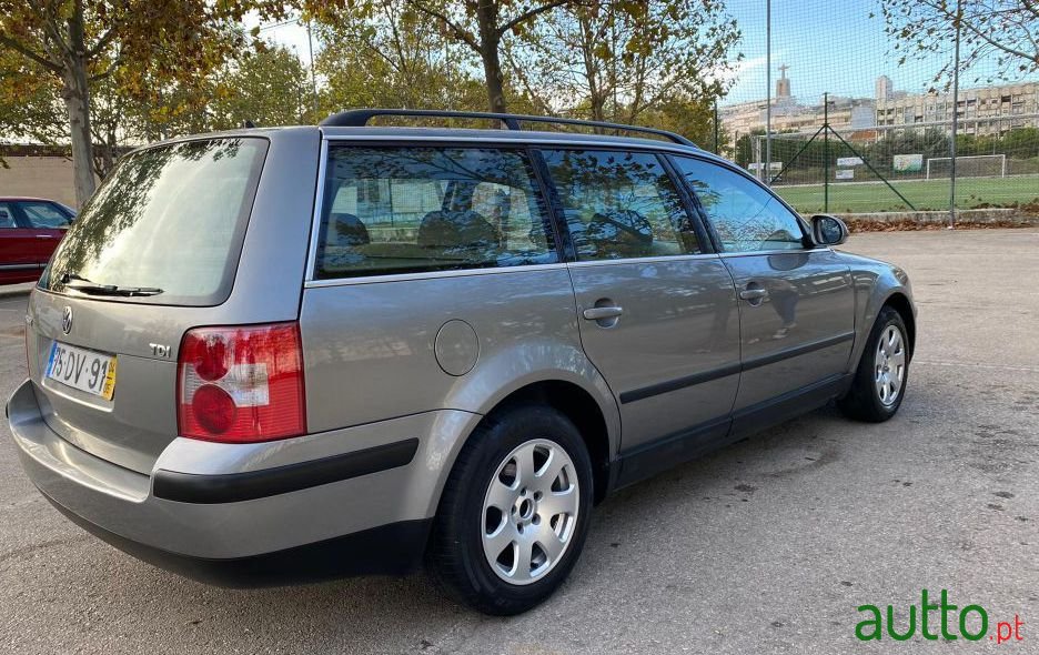 2004' Volkswagen Passat Variant photo #2