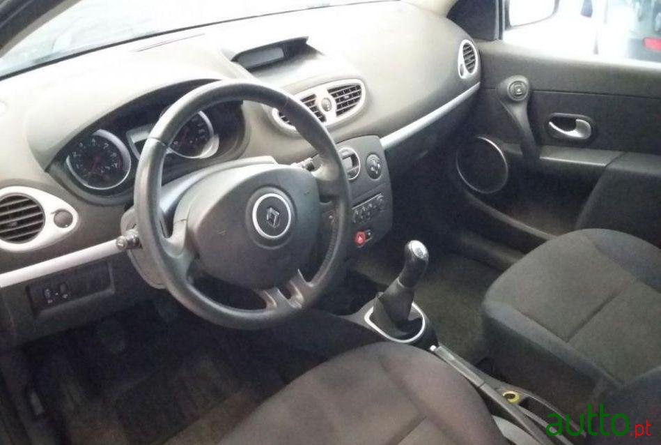 2007' Renault Clio photo #2