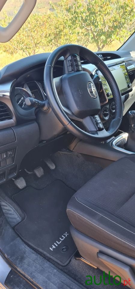 2021' Toyota Hilux photo #5