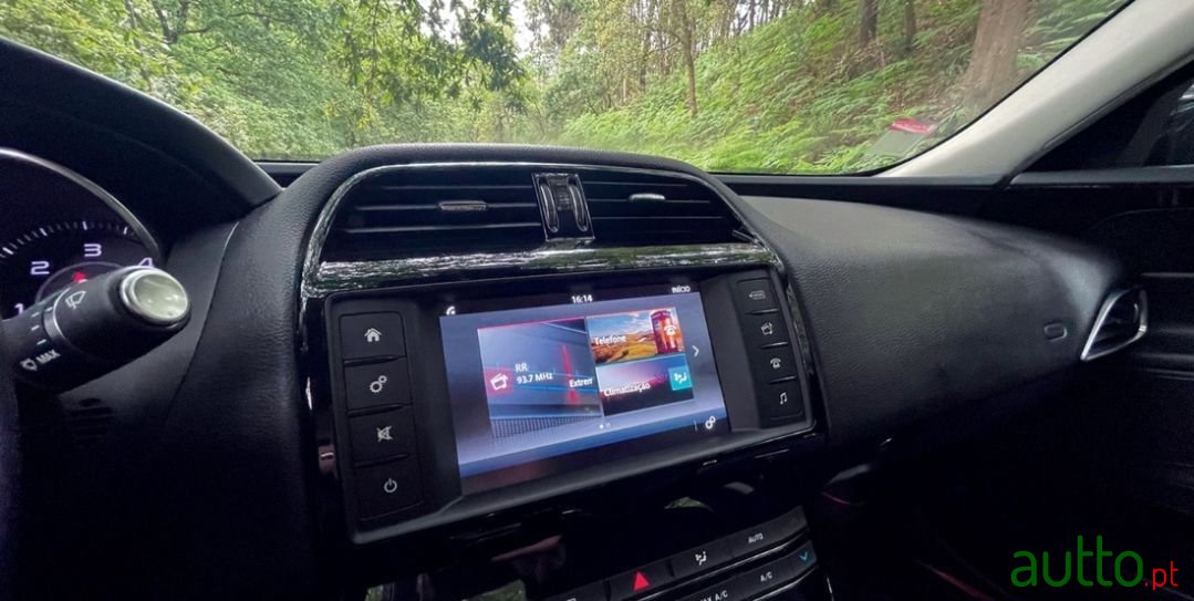 2015' Jaguar Xe photo #6