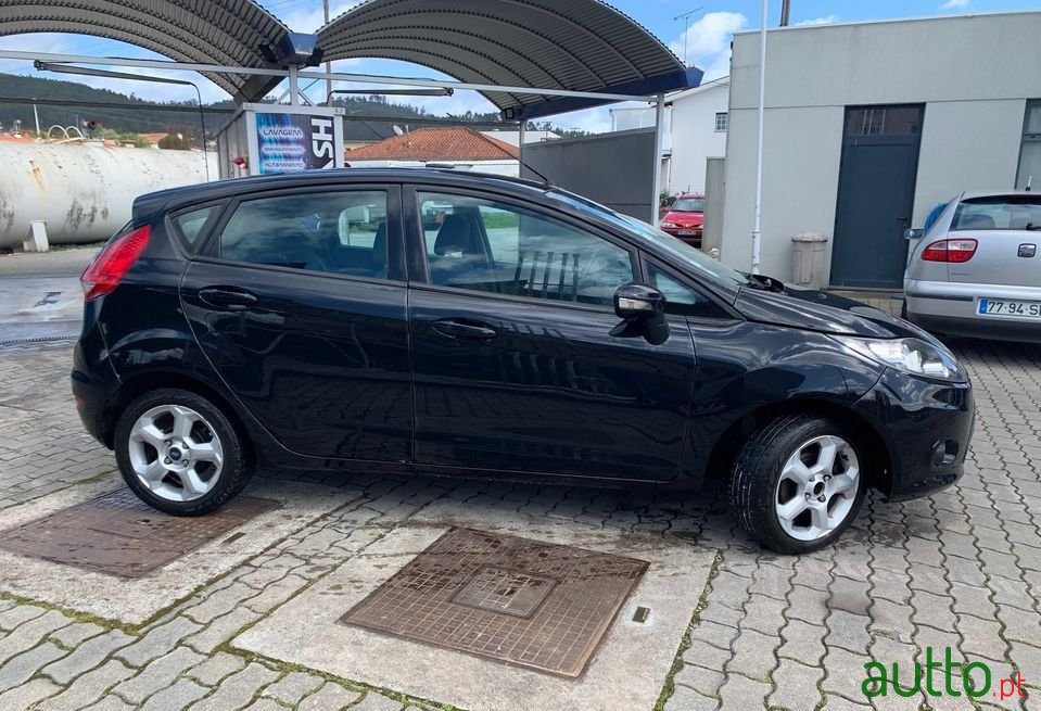 2010' Ford Fiesta photo #3