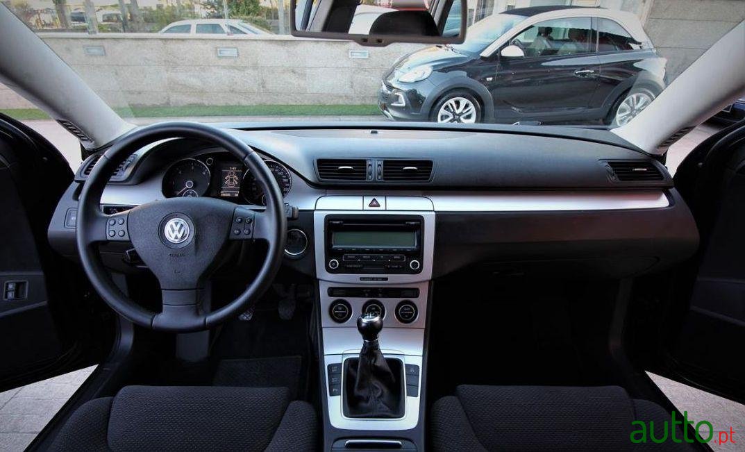 2009' Volkswagen Passat Variant photo #2