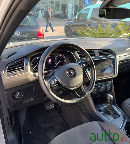 2018' Volkswagen Tiguan photo #3