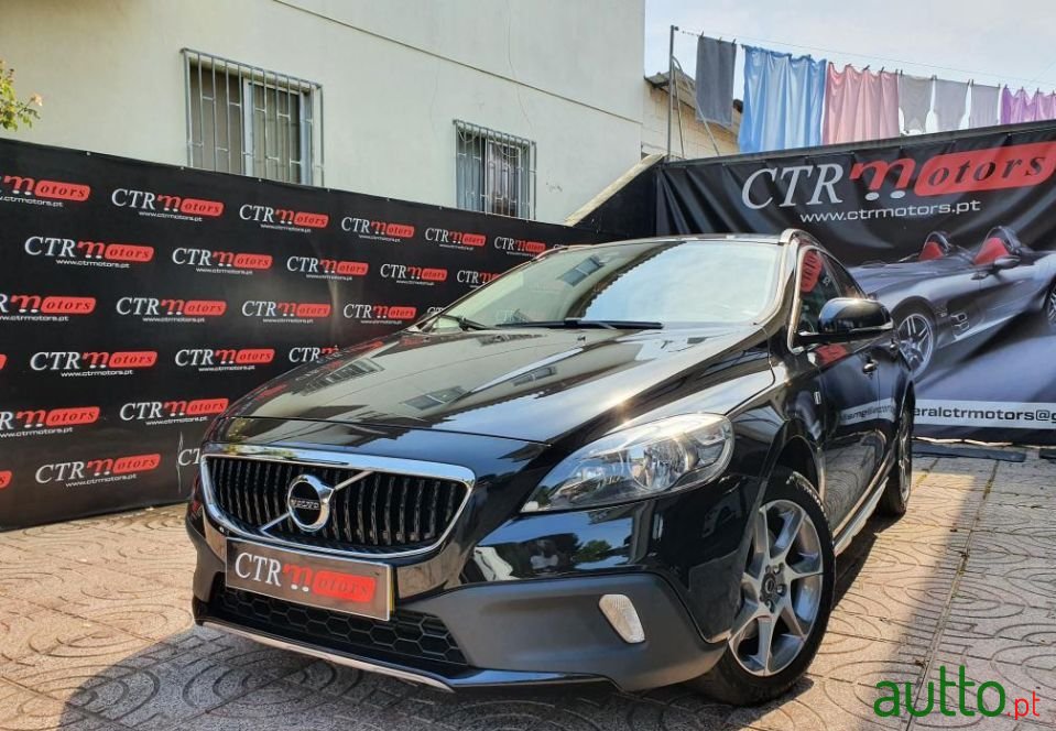 2017' Volvo V40 Cross Country photo #1