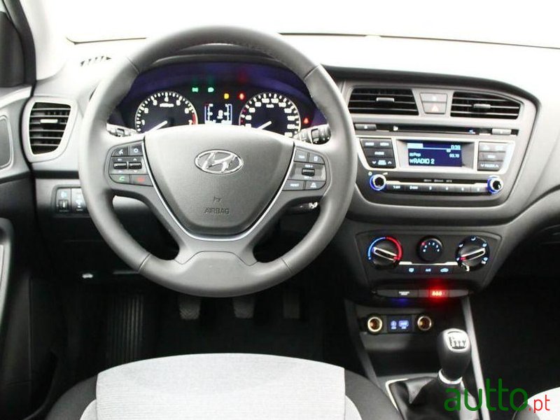 2015' Hyundai i20 Confort 85Cv photo #1