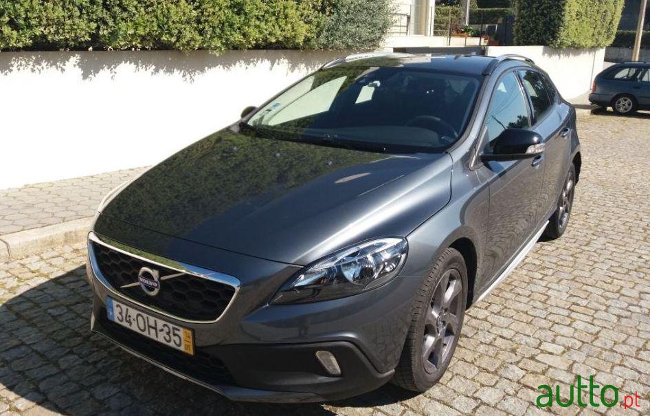 2014' Volvo V40 Cross Country photo #2