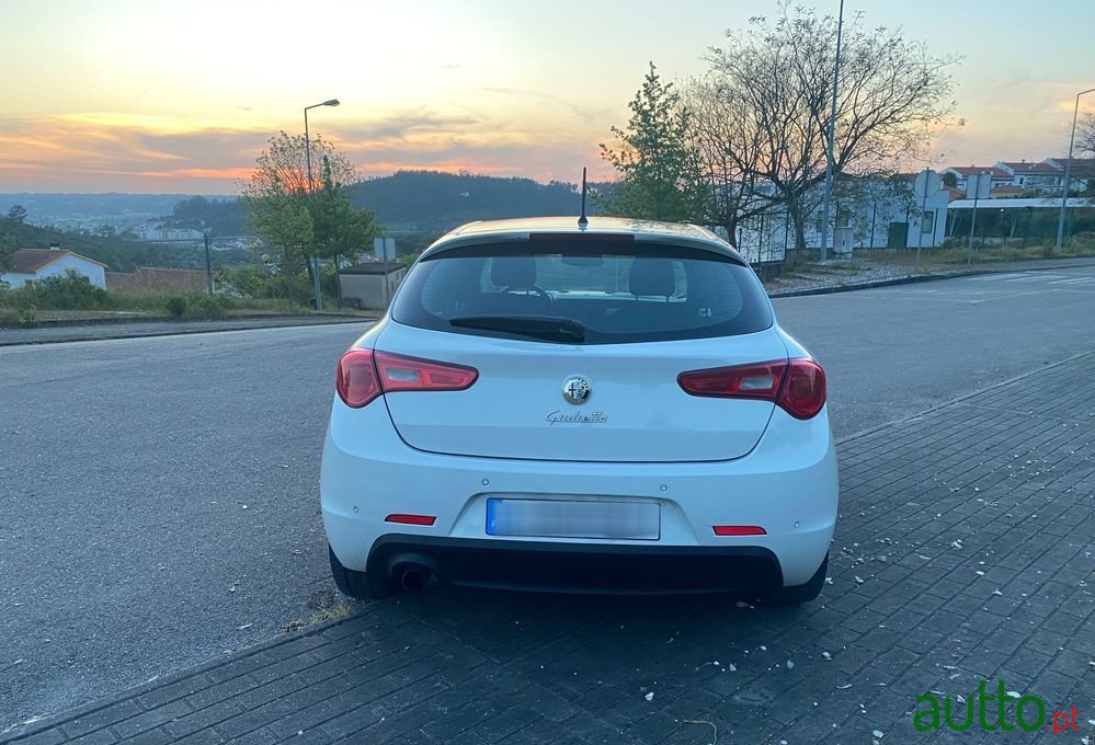 2012' Alfa Romeo Giulietta photo #6