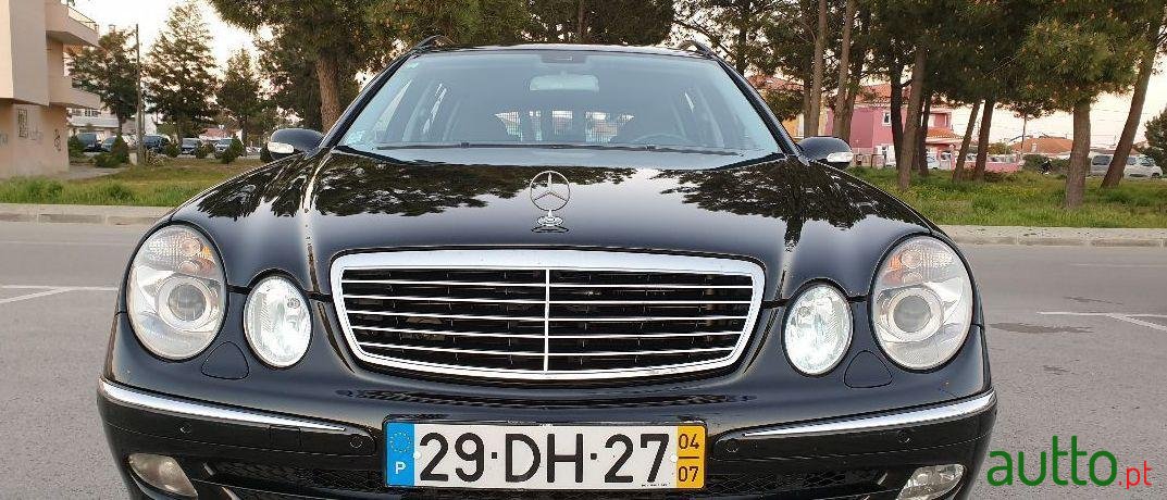 2004' Mercedes-Benz E-220 Avangard photo #4